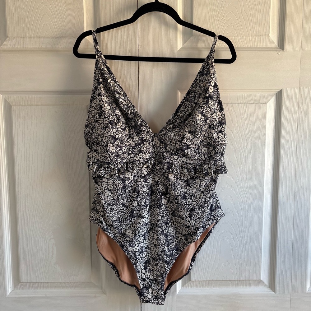 J.Crew Ruffle Trim v-neck one-piece Valley floral‎ Black White Slimming 18 Boho